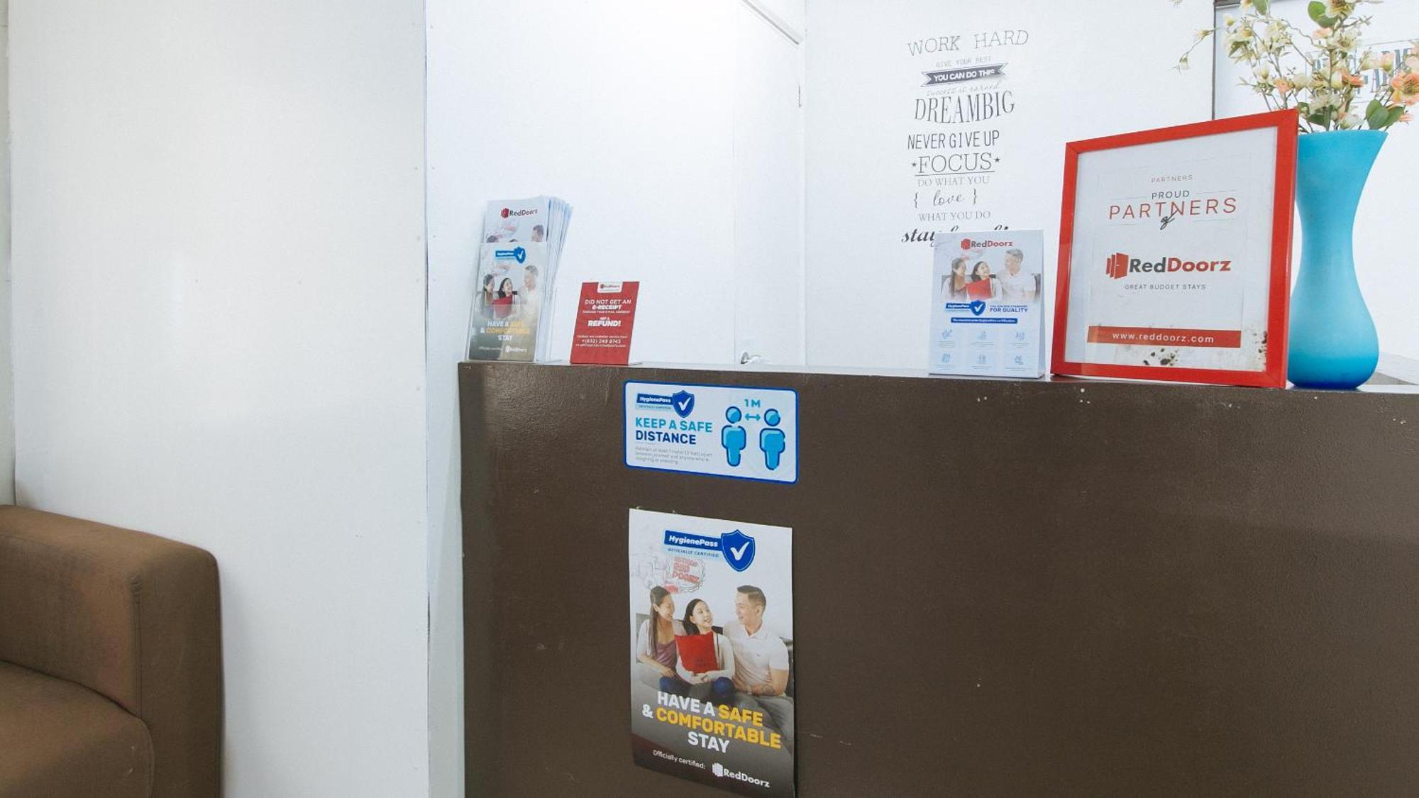 ホテル レッドドアーズ アット カッセル レジデンス パラニャーケ Paranaque City エクステリア 写真